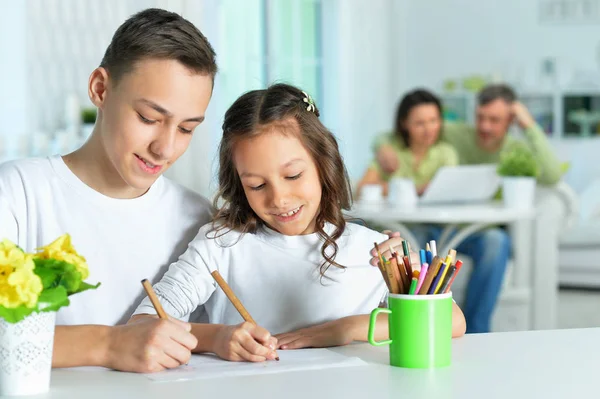 Sorridente Fratello Sorella Disegno Con Matite Colorate Insieme Chiuso — Foto Stock