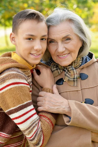 Gelukkig Oma Kleinzoon Poseren Park — Stockfoto