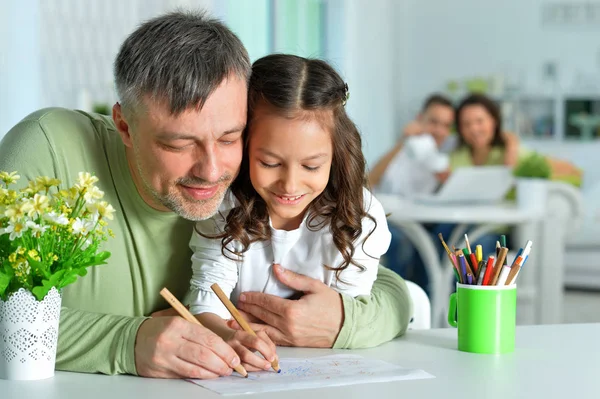 Porträt Eines Glücklichen Vaters Und Seiner Süßen Tochter — Stockfoto