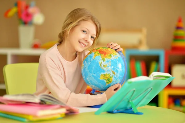 Meisje Aanbrengen Aan Tafel Wijzen Wereldbol — Stockfoto