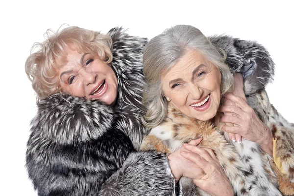 Belas Mulheres Seniores Casacos Pele Fundo Branco — Fotografia de Stock