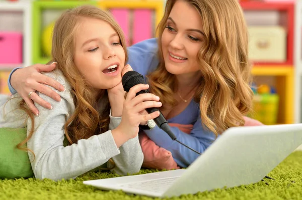 Junge Frau Mit Mädchen Die Hause Laptop Benutzt Und Karaoke — Stockfoto