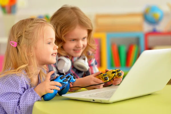 Twee Mooie Kleine Meisjes Liggend Spelen Video Game — Stockfoto
