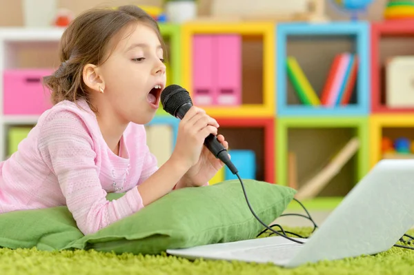 Adorável Menina Cantando Karaoke Com Laptop Moderno — Fotografia de Stock