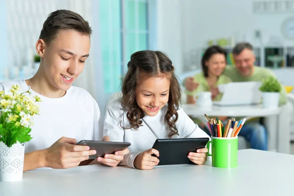 Broer Zus Zitten Aan Tafel Het Gebruik Van Digitale Apparaten — Stockfoto