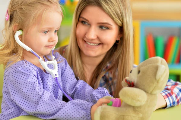 Gadis Kecil Yang Lucu Bermain Perawat Memeriksa Boneka Beruang Dengan — Stok Foto