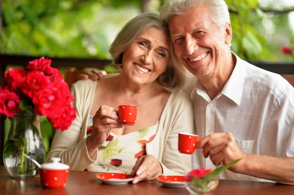 Lyckliga Äldre Par Som Dricker Kaffe Hemma — Stockfoto
