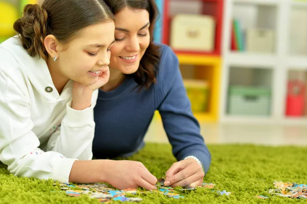 Mutter Mit Kleiner Tochter Sammelt Rätsel — Stockfoto