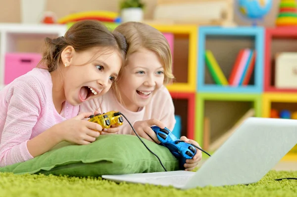 Duas Garotas Adolescentes Jogando Jogo Computador Com Laptop — Fotografia de Stock