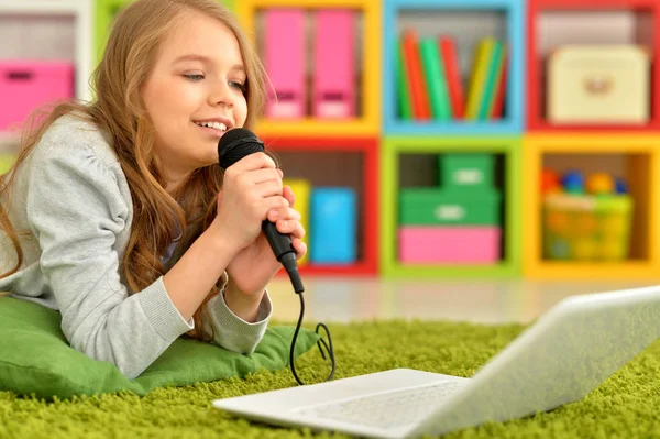 Bedårande Liten Flicka Sjunga Karaoke Med Modern Laptop — Stockfoto