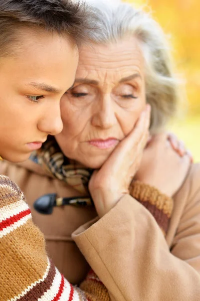 Mormor Och Barnbarn Kramas Park — Stockfoto