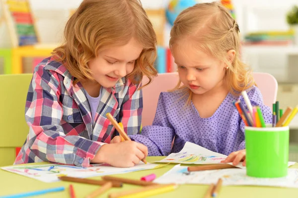 Mignonnes Petites Filles Assises Table Dessinant Avec Des Crayons Dans — Photo