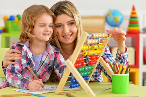 Madre Enseñando Hija Usar Ábaco Interiores — Foto de Stock