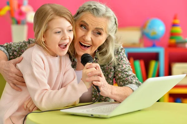 Retrato Feliz Avó Filha Cantando Karaoke — Fotografia de Stock