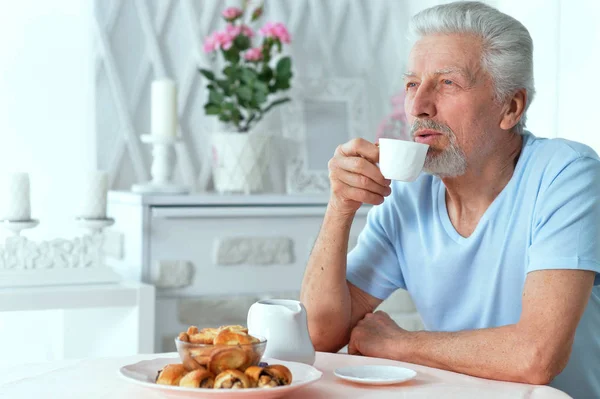Starší Muž Pije Čaj Doma — Stock fotografie