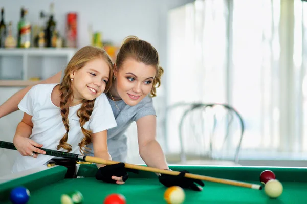 Kleines Süßes Mädchen Mit Mutter Beim Billardspielen — Stockfoto