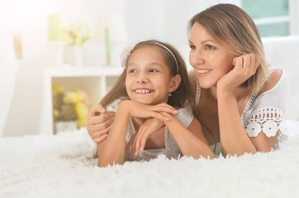 Bela Jovem Mãe Bonito Filhinha Posando — Fotografia de Stock