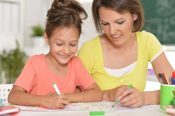 Klein Schattig Meisje Met Moeder Tekening Aan Tafel Thuis — Stockfoto