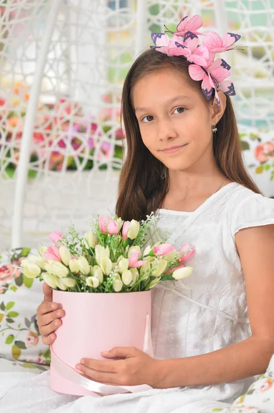 Emocional Niña Vestido Blanco Posando Con Flores —  Fotos de Stock