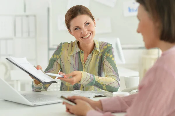 Jonge Zakenvrouwen Die Een Modern Kantoor Werken — Stockfoto