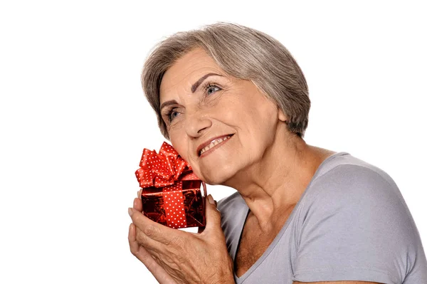 Porträt Einer Lächelnden Seniorin Die Mit Geschenk Isoliert Auf Weißem — Stockfoto