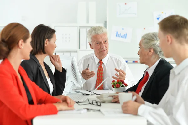 Gruppe Erfolgreicher Geschäftsleute Trifft Sich Modernen Büro — Stockfoto