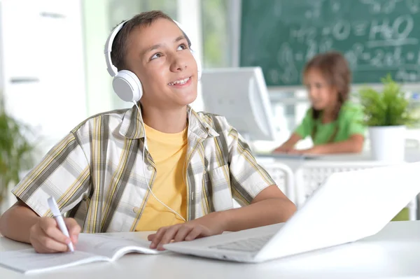 Cute Boy Pomocą Laptopa Pokoju — Zdjęcie stockowe