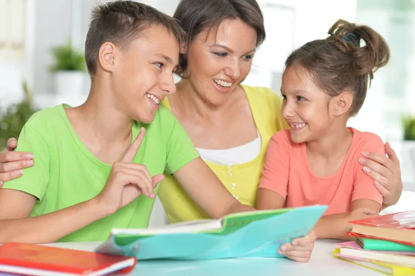 Bruder Und Schwester Gemeinsam Hausaufgaben Machen — Stockfoto