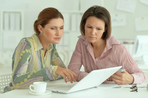 Jonge Zakenvrouwen Die Een Modern Kantoor Werken — Stockfoto