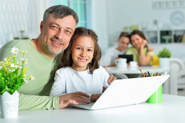 Père Avec Petite Fille Utilisant Ordinateur Portable — Photo