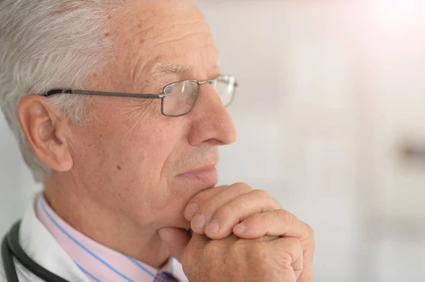 Senior medico di sesso maschile — Foto Stock