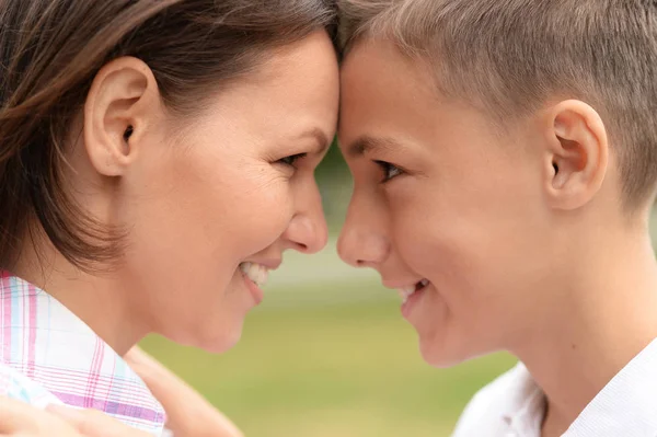 Bella Madre Con Figlio Nel Parco — Foto Stock