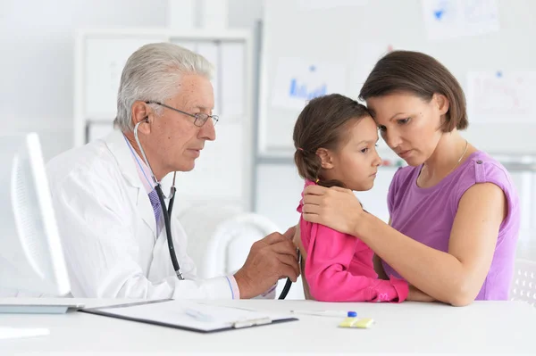Ung Familj Besöka Läkare — Stockfoto
