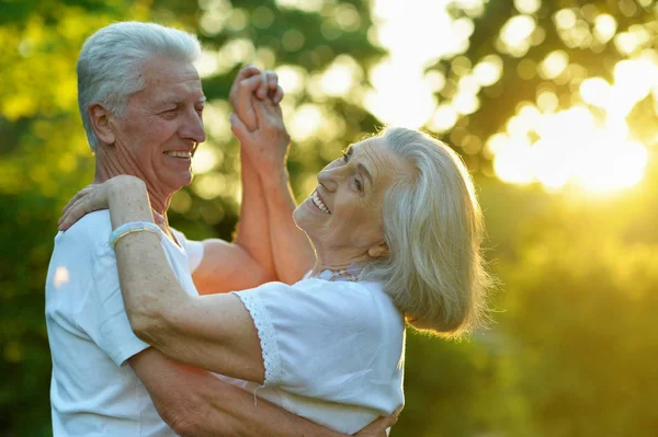 Feliz Pareja Ancianos Bailando Parque Verano —  Fotos de Stock