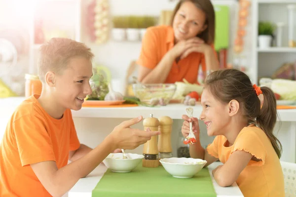 Irmão Bonito Irmã Degustação Salada Juntos Cozinha — Fotografia de Stock