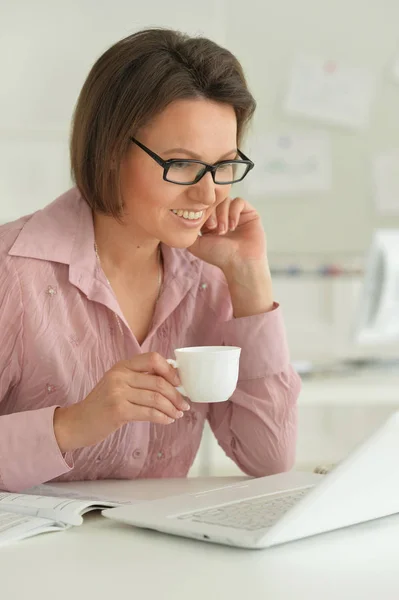 Portret Van Een Mooie Jonge Vrouw Werkend Het Kantoor — Stockfoto