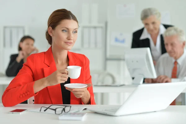 Gruppe Erfolgreicher Geschäftsleute Die Modernen Büro Arbeiten Geschäftsfrau Vordergrund — Stockfoto