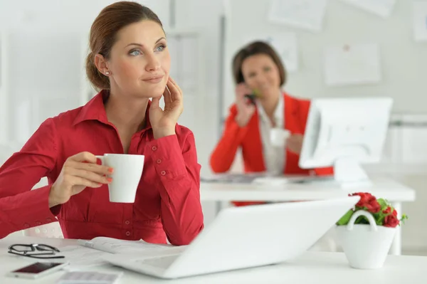 Jonge Zakenvrouwen Die Een Modern Kantoor Werken — Stockfoto