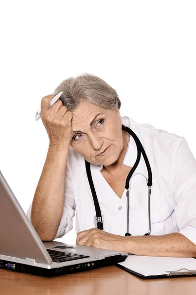 Selbstbewusste Ärztin Sitzt Mit Laptop Tisch — Stockfoto