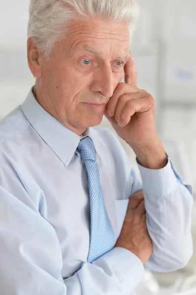 Närbild Porträtt Tankeväckande Senior Man — Stockfoto