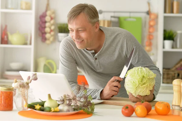 Chef Masculino Edad Avanzada Que Utiliza Ordenador Portátil Mientras Cocina — Foto de Stock