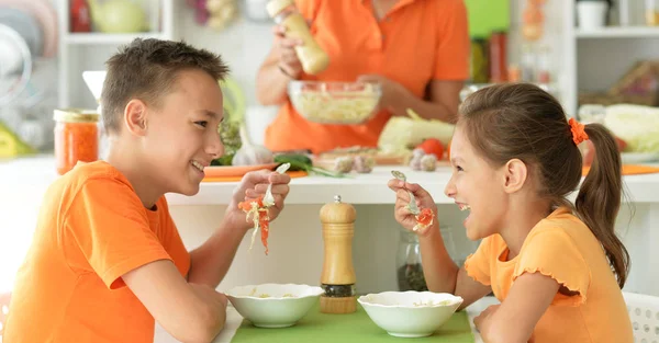 Schattig Broer Zus Proeverij Salade Samen Keuken — Stockfoto