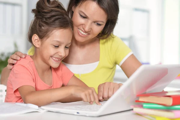 Mãe Feliz Filha Usando Laptop Juntos — Fotografia de Stock