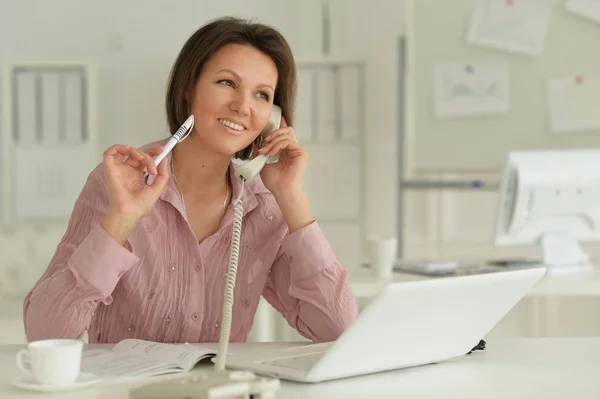 Portret Van Een Mooie Jonge Vrouw Werkend Het Kantoor — Stockfoto