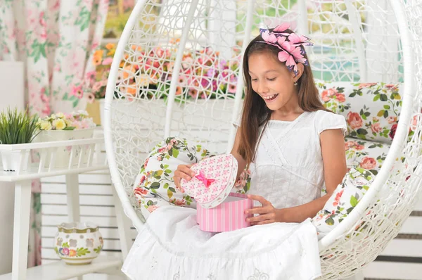 情绪化的小女孩在白色礼服冒充礼物 — 图库照片