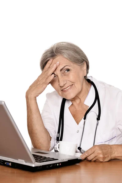 Pewnie Kobieta Lekarz Siedzi Przy Stole Laptopem — Zdjęcie stockowe