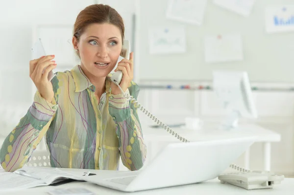 Portret Van Een Mooie Jonge Vrouw Werkend Het Kantoor — Stockfoto