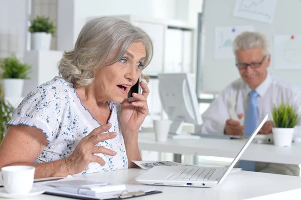 Succesvolle Senior Zakenmensen Werken Samen Modern Kantoor — Stockfoto