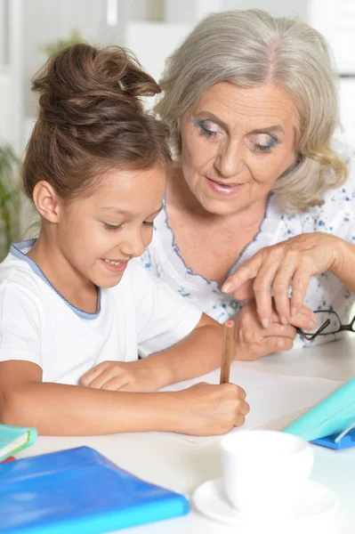 Grand Mère Avec Petite Fille Mignonne Faisant Des Devoirs Ensemble — Photo