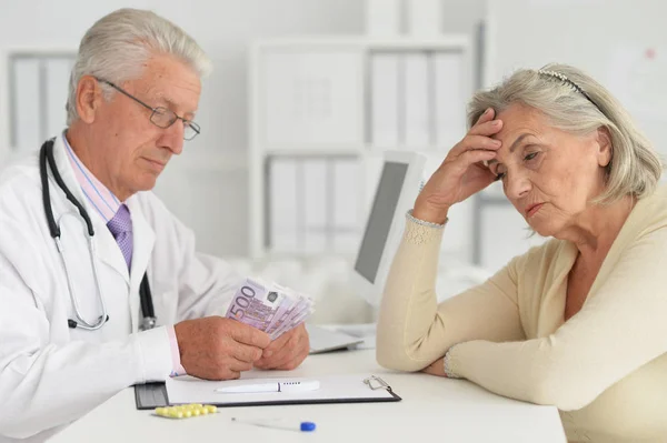 Médico senior con paciente anciano —  Fotos de Stock